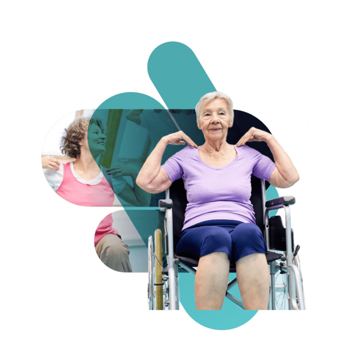 Seniorin im Rollstuhl trainiert mit Theraband, unterstützt durch eine Übungsleiterin.
